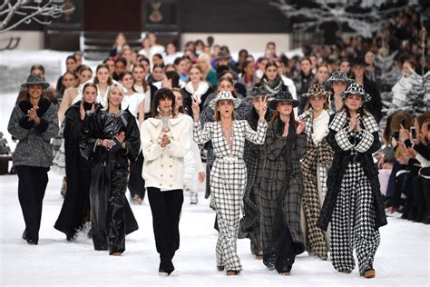 chanel colore moda autunno inverno 2019 2020|Chanel runway collection.